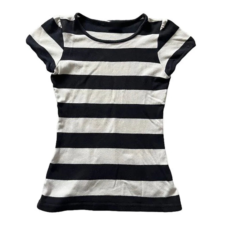 Tricou Y2K dungat negru/alb purtat de model feminin