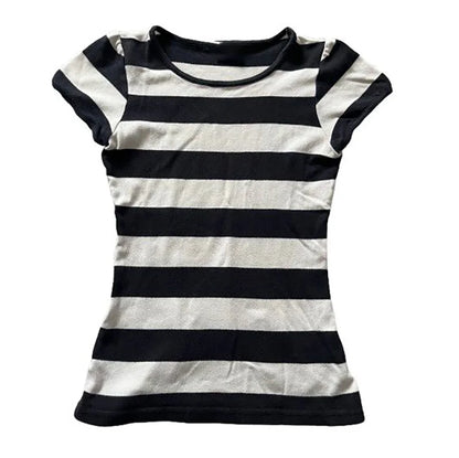 Tricou Y2K dungat negru/alb purtat de model feminin